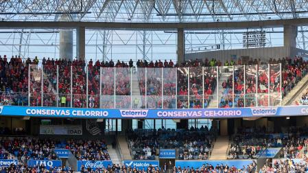 La afición rojilla, en el partido de febrero de este año, detrás de la mampara protectora que impide una mejor visión. Además, por encima hay colocada una red