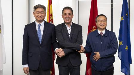 Lim Soosuk, embajador de la República de Corea; Sebastián Marco, alcalde de Noáin (Valle de Elorz) e Inbo Jung, CEO de Mobis Spain. Que en España utiliza el nombre de Iván, según su tarjeta