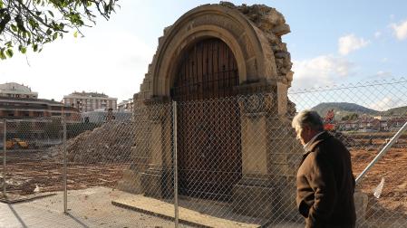 Vista de la puerta de la iglesia de las Redentoristas en Burlada, que seguirá en pie
