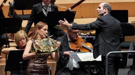 Sarah Willis a la trompa y José Antonio Méndez a la batuta en el concierto en Baluarte