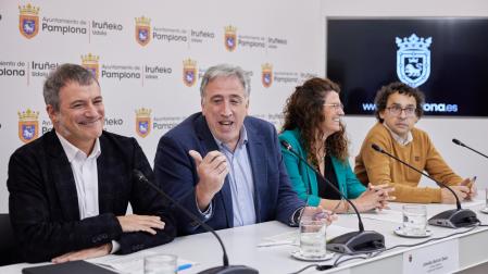 De izquierda a derecha: Mikel Armendariz (Geroa Bai), Joseba Asiron y Garbiñe Bueno (EH Bildu) y Txema Mauleón (Contigo/Zurekin)