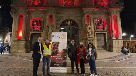 Miembros de Rotary Club de Pamplona junto al Ayuntamiento