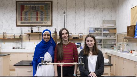 Las alumnas Lamis Farghaeli, Leire Campos y Sofía Montori en el laboratorio de su instituto, Plaza de la Cruz