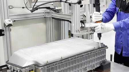 Un operario trabaja en el interior de una fábrica