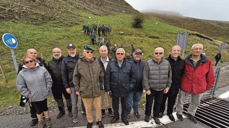 Algunos de los asistentes al acto de ayer en la ladera del Orhi
