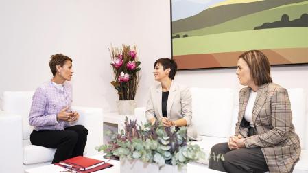 De izda. de dcha., María Chivite, la ministra Isabel Rodríguez y la delegada del Gobierno en Navarra, Alicia Echeverría