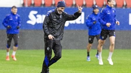 Graciosa imagen de Vicente Moreno, bajo el aguacero, durante el entrenamiento de este viernes en El Sadar