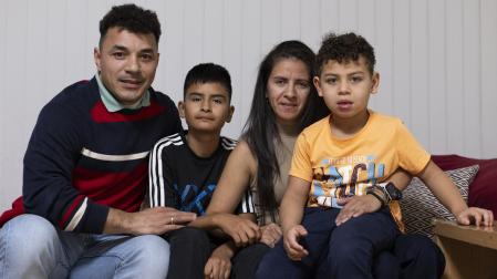 Víctor Tamayo y Diana Barreneche con sus hijos Jeremy, entre ambos, y Thiago, con su madre.