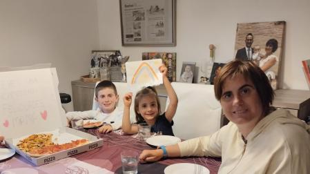 Cristina Solano Martínez con sus hijos Oier e Irati durante uno de sus días “pp”: pizza y peli.