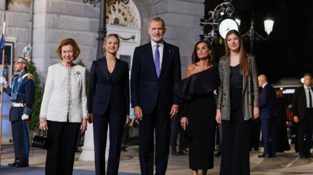 Los reyes, la princesa Leonor, la infanta Sofía y la reina Sofía, a su salida la ceremonia de entrega de los Premios Princesa de Asturias