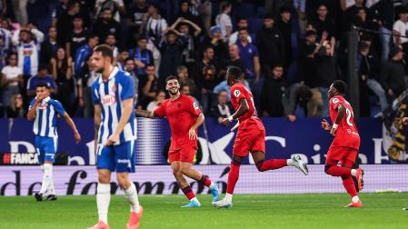 Los jugadores del Sevilla celebran uno de los goles de Dodi Lukebakio en el RCDE Stadium