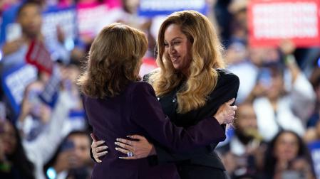 Kamala Harris (izquierda) saluda a la cantante Beyoncé, durante un mitin celebrado este viernes en Houston, Texas