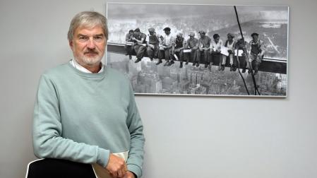 Alfonso Echávarri, en su despacho del Teléfono de la Esperanza, junto a la imagen que se convirtió en un símbolo de resistencia durante la Gran Depresión