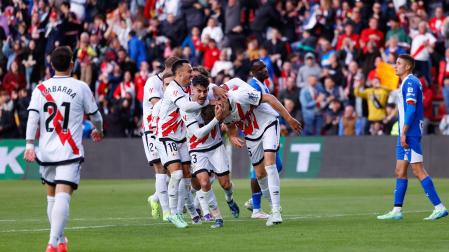 Rayo Vallecano celebra un gol durante la Liga española en el partido de fútbol disputado entre el Rayo Vallecano y el Deportivo Alaves en el Estadio de Vallecas