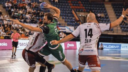 Oleg Kisselev trata de superar la defensa del Logroño. El Helvetia volvió a firmar una gran segunda mitad pero le lastró la inicial