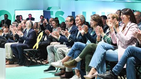 El presidente del Parlament, Josep Rull; el ex presidente de la Generalitat, Artus Mas  y la hasta hoy presidenta de Junts, Laura Borràs, aplauden durante la última jornada del Congreso de Junts en Calella