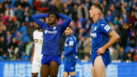 El centrocampista nigeriano del Getafe Christantus Uche (i) durante el partido de la jornada 11 de LaLiga entre Getafe CF y Valencia CF