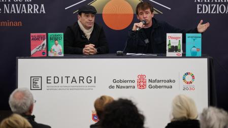 De izqda. a dcha.: Toni Zenet y Oihan Iturbide ayer en su diálogo sobre la adicción