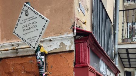 Imagen de la señal en la calle San Miguel de Pamplona, donde fue asesinado de un disparo en la nuca