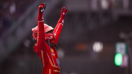 Carlos Sainz celebra su triunfo en México