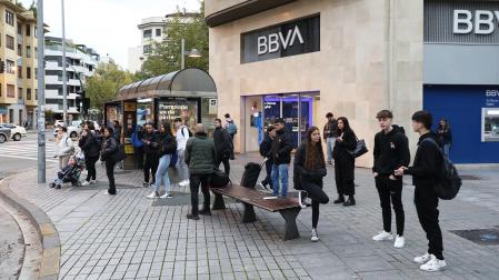 Imágenes de las paradas de villavesas en Pamplona con motivo de la huelga en el transporte de este lunes, 28 de octubre