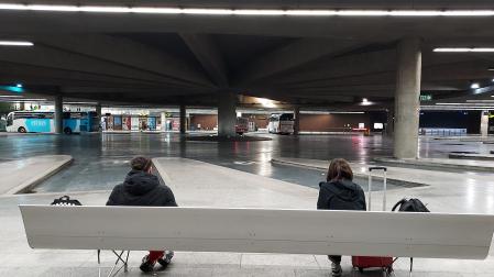Pasajeros afectados por la huelga de transportes en la estación de autobuses de Pamplona