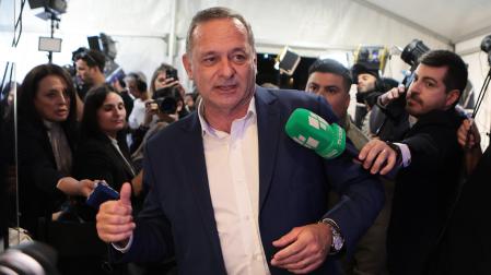 El candidato del progresista Frente Amplio, Yamandú Orsi, antes de ar el discurso tras vencer la primera vuelta de las presidenciales paraguayas, aunque sin mayoría