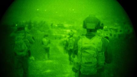 Tropas israelíes caminan en la ofensiva en el sur del Líbano en una imagen de visión nocturna