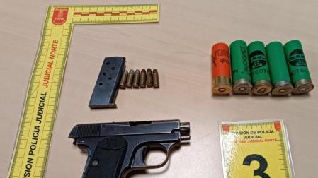 Arma corta belga decomisada a un detenido en Bera con varas armas blancas y de fuego y 9 bolsitas de cocaína