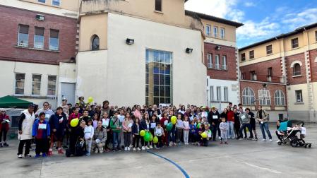 Las familias asistentes a la jornada, que tuvo como punto de encuentro el patio del centro