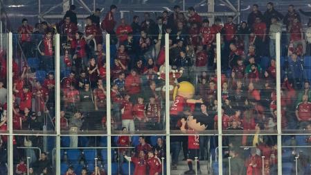 'Txurdin' y 'Rojilla', en la grada del Reale Arena en la que se encontraban los aficionados de Osasuna