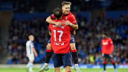 El abrazo entre Ante Budimir y Bryan Zaragoza tras el 0-2 en el Reale Arena