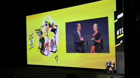 El director general del Tour, Christian Prudhommey la directora de la ronda femenina, Marion Rousse, durante la presentación de la ronda gala para 2025