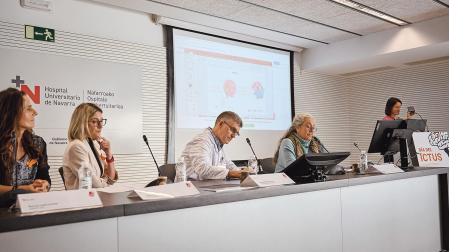 De izda a dcha: Mar Astiz (trabajadora social Servicio Neurología HUN), Gloria Gorría (enfermera unidad de ictus), Roberto Muñoz (neurólogo de la unidad de ictus), Elvira (mujer de un paciente) y Beatriz Zandio (neuróloga unidad de ictus), ayer en el Hospital Universitario de Navarra