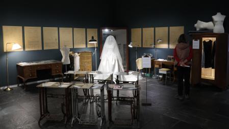 La exposición El arte del corte en el Museo de Navarra, que recrea el mundo personal y profesional de la modista navarra Seve Urrutia