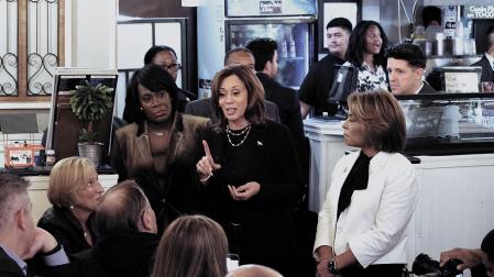 La vicepresidenta y candidata demócrata a la presidencia de EE UU, este domingo en un restaurante puertorriqueño de Filadelfia