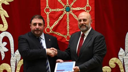*A: JOSE CARLOS CORDOVILLA
*F: 30-10-2024
*P:  UNAI HUALDE Y JOSE LUIS ARASTI
*L: PAMPLONA 
*T: EL CONSEJERO DE ECONOMIA, JOSE LUIS ARASTI, ENREGA EL PROYECTO DE PRESUPUESTOS 2025 DEL GOBIERNO DE NAVARRA AL PRESIDENTE DEL PARLAMENTO, UNAI HUALDE