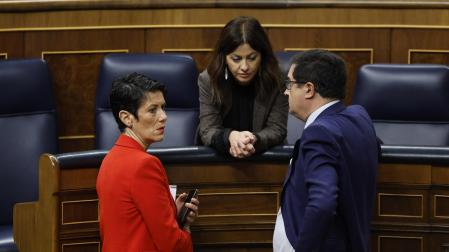 Los ministros Óscar López, Elma Sáiz y Sira Rego conversan en el hemiciclo, este miércoles en el Congreso
