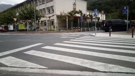 Al fondo, edificio del colegio comarcal de San Miguel, enclavado en Santesteban.