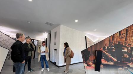 La edil de Cultura, Ana Duarte, muestra al personal del Ministerio y del Gobierno el centro de interpretación de la ciudad.