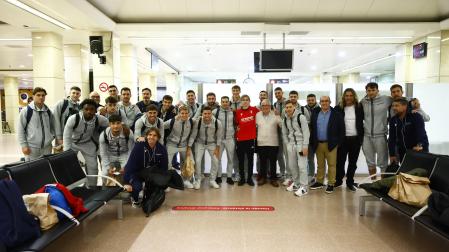 La expedición de Osasuna con Jakes Jimeno en el aeropuerto de Jerez antes de tomar el avión de vuelta