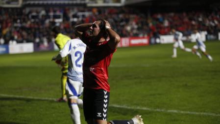 Dani Salas, delantero del Cortes, se lamenta tras fallar una ocasión en el segundo minuto