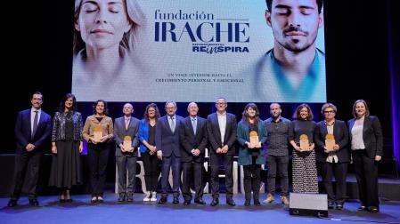 Responsables del Grupo Tanatorios Irache y de la Fundación Irache junto con los representantes que han recogido los galardones en nombre del Instituto de Salud Pública, UPNA, UN, Ayuntamiento de Pamplona y San Juan de Dios durante el acto de entrega de reconocimientos ‘Reinspira’.