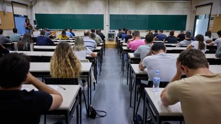 Aspirantes a las oposiciones de policía foral en septiembre de 2023, en la UPNA.