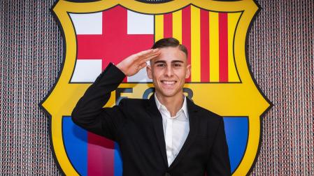 Fermín López saluda ante el escudo del F.C. Barcelona tras haber ampliado su contrato hasta 2029