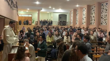 La fiesta joven de Holy Wins comenzó con una Hora Santa en el Seminario