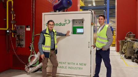 José María Silva, director de excelencia operativa en Comansa, y Jesús Castillo, director general de Greendur, posan junto a la batería térmica puesta a prueba