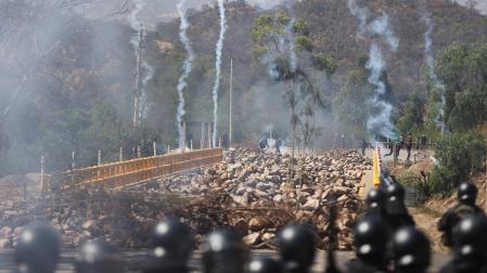 Simpatizantes del expresidente de Bolivia, Evo Morales (2006-2019), se enfrentan con integrantes de la Policía Boliviana en PArotani /