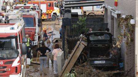 Destrozos en una zona residencial de la localidad de Alfafar, en Valencia, este sábado