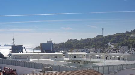 Centro de migrantes en el puerto de Shëgjin (Albania). Este recinto es uno de los dos centros construidos por el Gobierno italiano en Albania para recibir a los solicitantes de asilo rescatados en el Mediterráneo